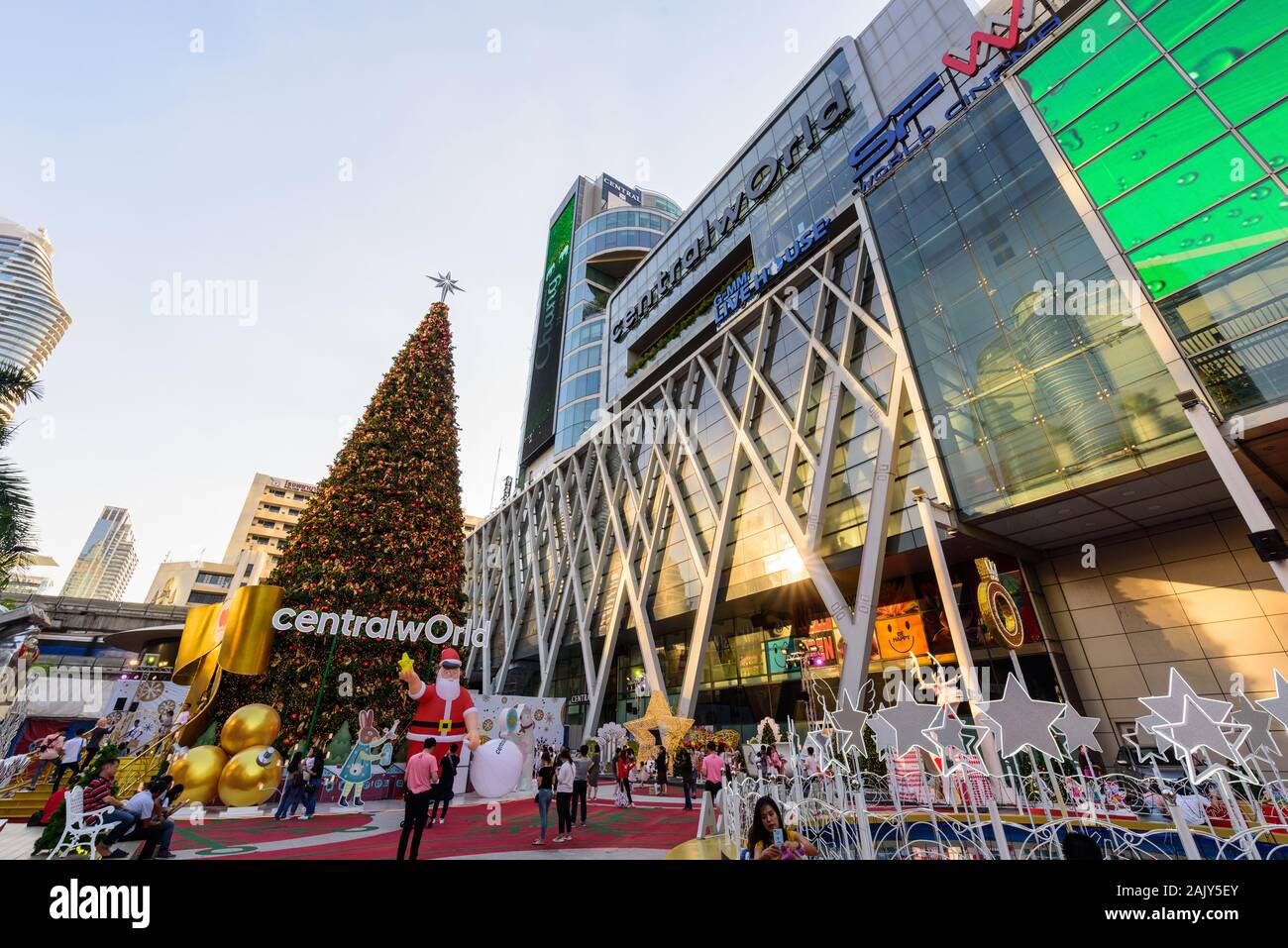 Bangkok, Tailandia - 4 Gen, 2020 :Natale ad albero sul lato anteriore del Central World shopping mall Foto Stock