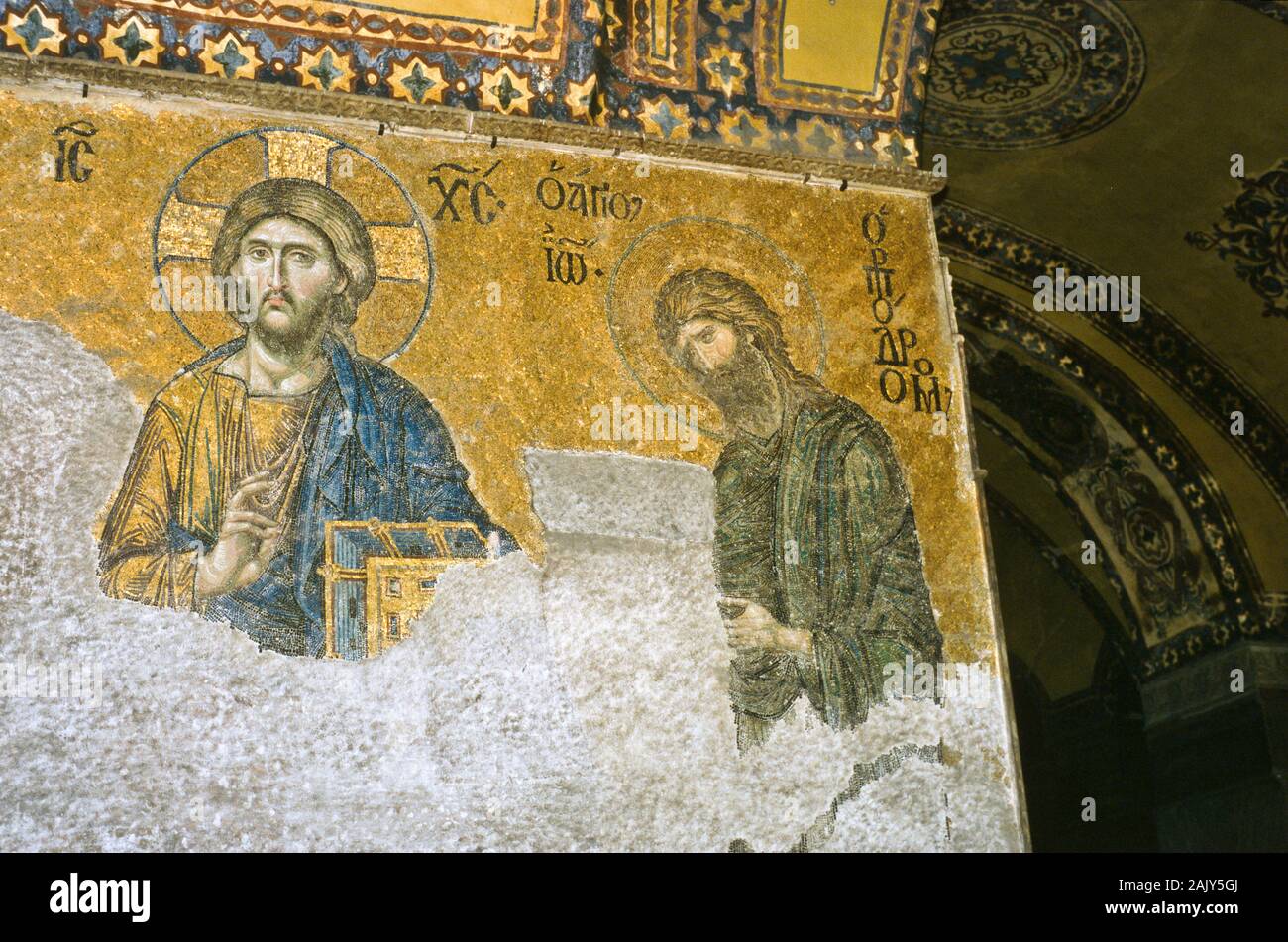 Vecchi dipinti all'interno di Hagia Sophia, una delle principali attrazioni turistiche di Istanbul al Bosforo. Foto Stock