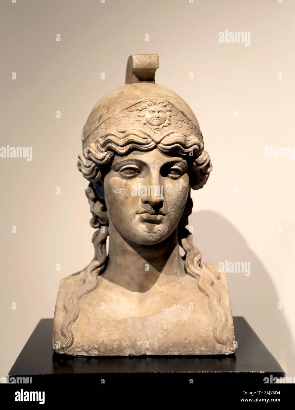 Athena, busto in marmo. I secolo A.C. Copia di un originale greco. Peristilio rettangolare di Villa dei Papiri. Ercolano, Campania, Italia. Foto Stock