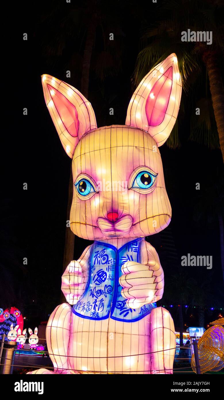 Dubai, Emirati Arabi Uniti - 3 Dicembre 2018: bella per le installazioni presso il giardino di Dubai Glow family theme park illuminato di notte. Foto Stock