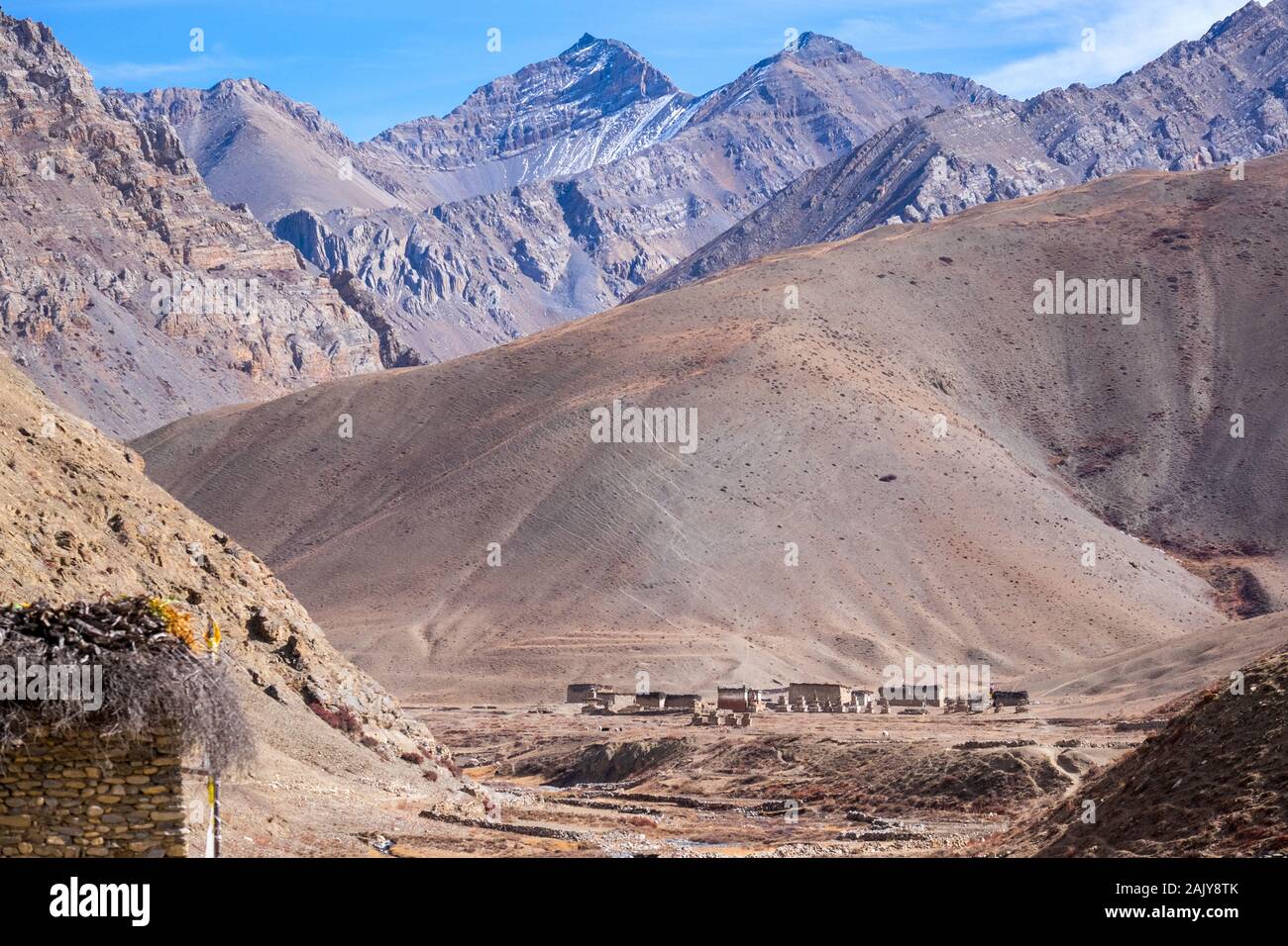 Il Tibetano villaggio nei pressi di Dho Tarap nelle montagne aride del Dolpo regione del Nepal Foto Stock