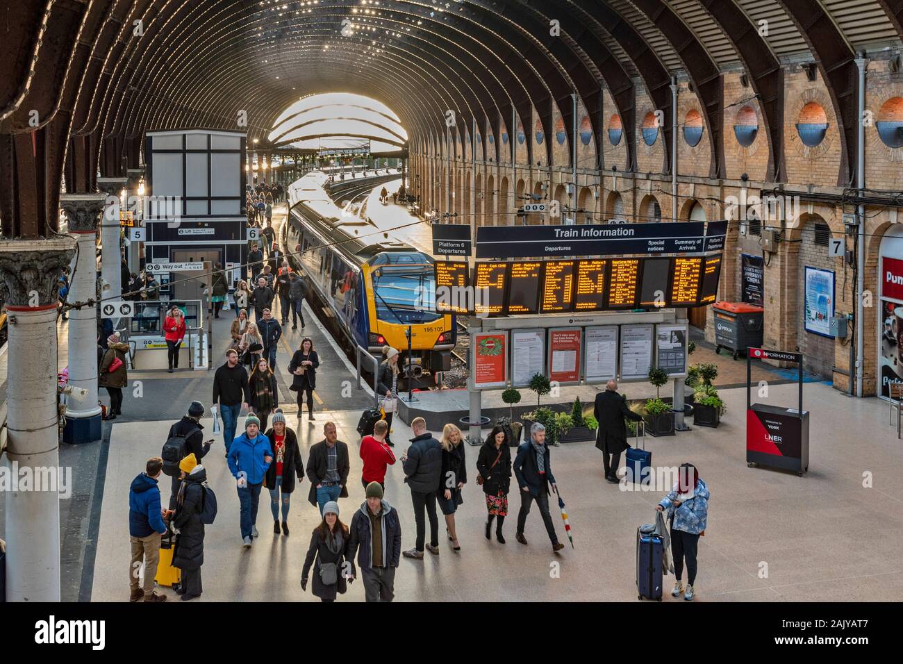 YORK INGHILTERRA STAZIONE FERROVIARIA passeggeri lo sbarco da un neo arrivato il treno sulla piattaforma 6 Foto Stock