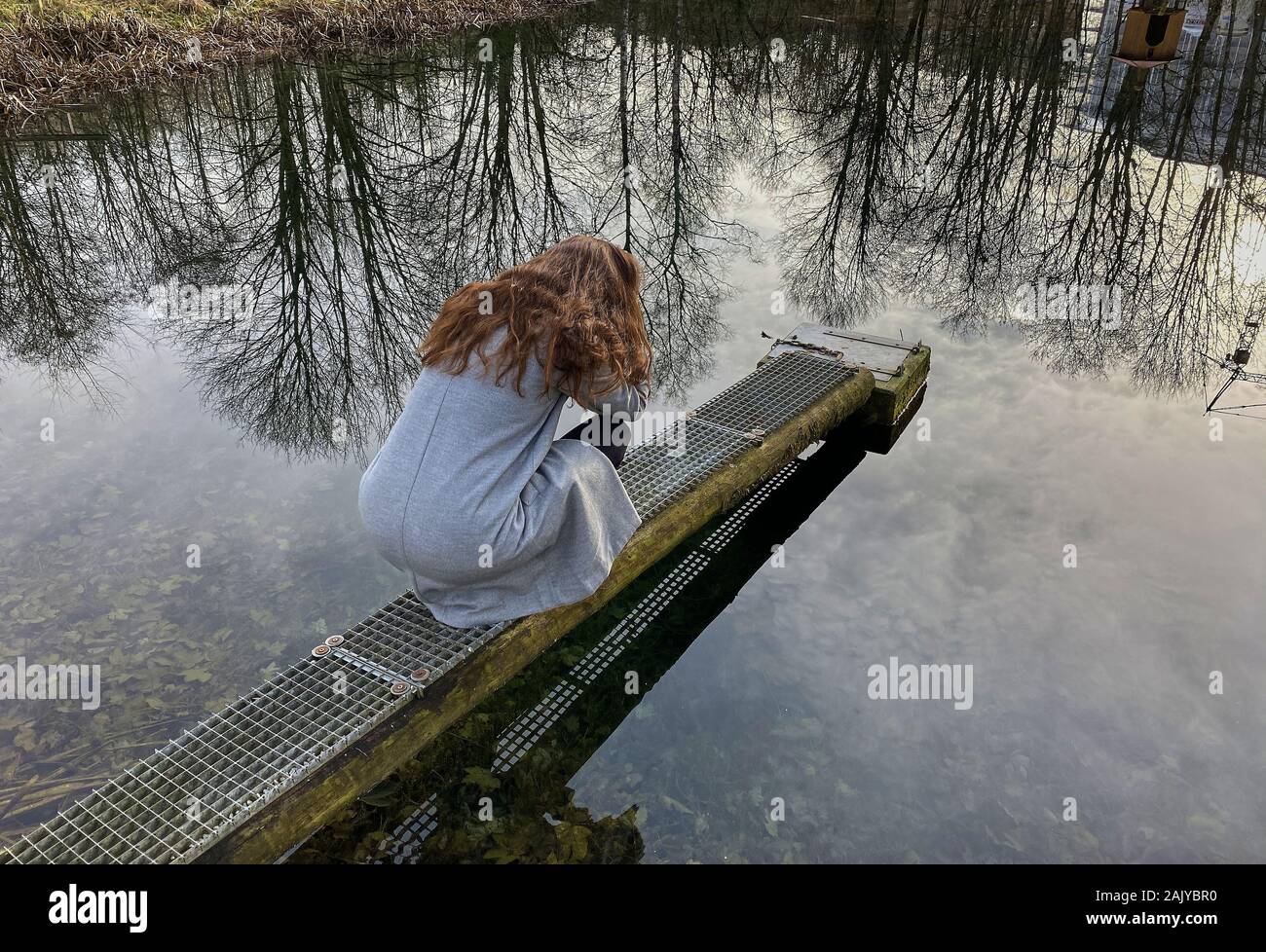 Una donna in situazione di depressione in Kaufbeuren, Germania, 31 dicembre 2019. © Peter Schatz / Alamy Stock Foto Foto Stock
