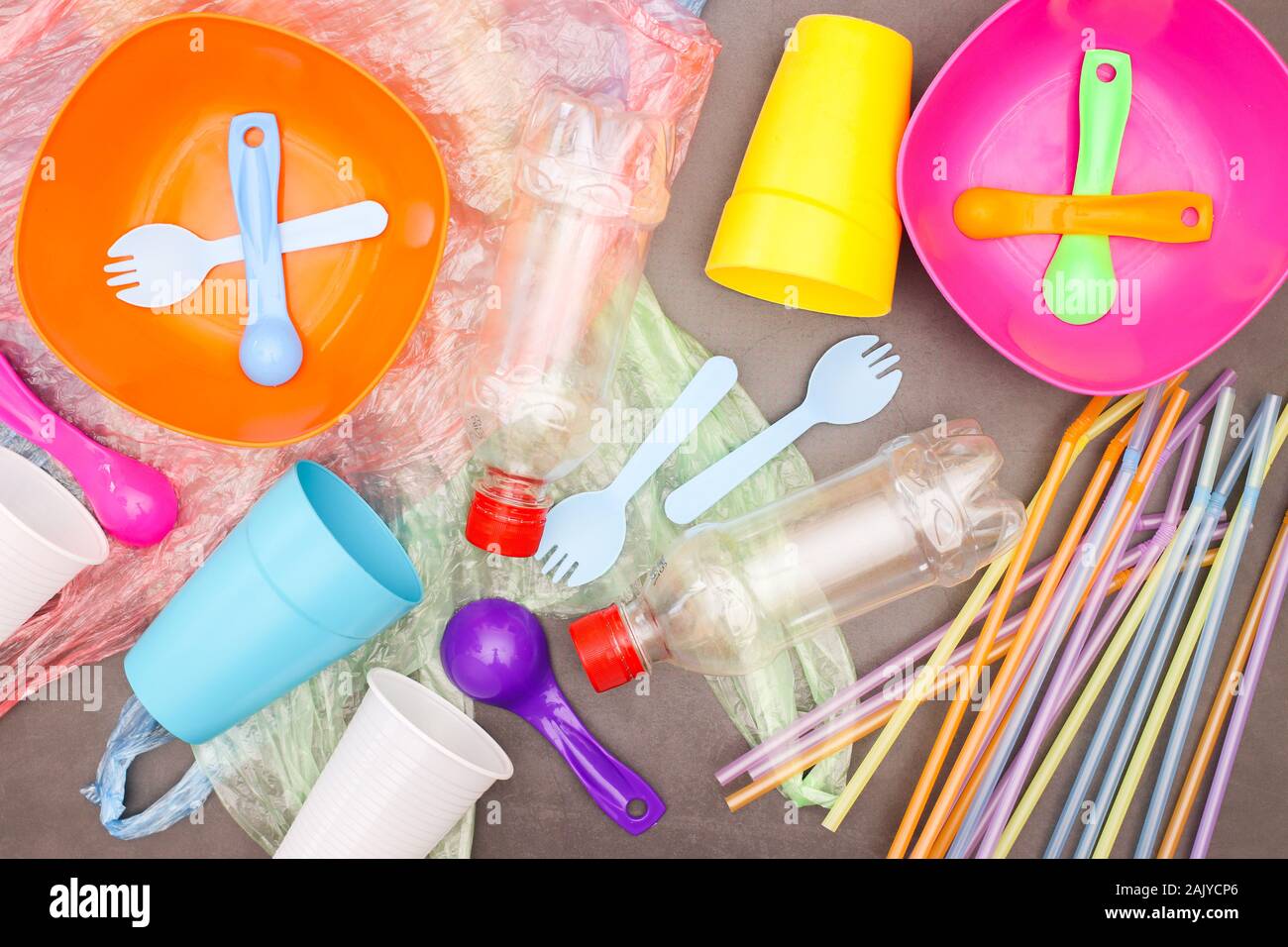 Non utilizzare la plastica, salva la piantatrice in plastica - forniture cucina sullo sfondo Foto Stock