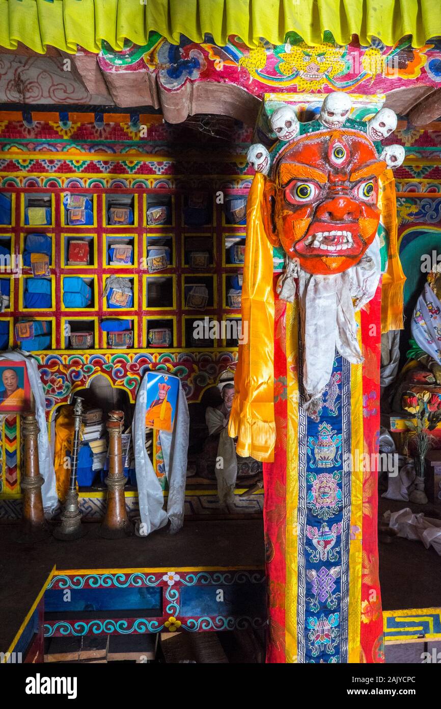 Sculture e maschere all'interno di un monastero buddista / Gompa in Dampo Nepal Foto Stock