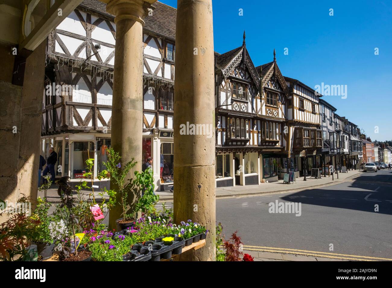 Broad Street a Ludlow, visto dal Buttercross, Shropshire. Foto Stock