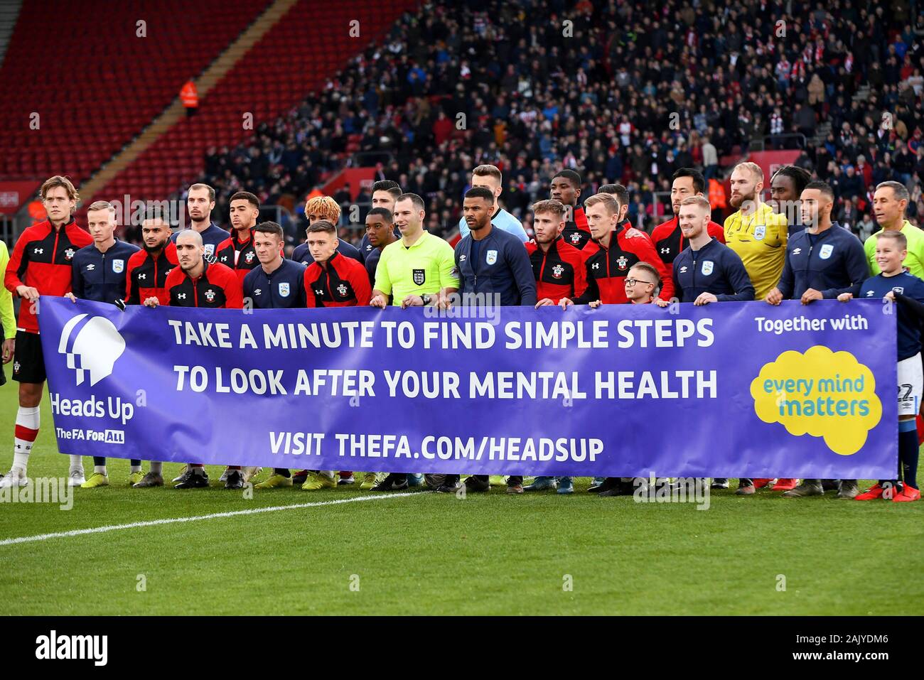 Southampton e Huddersfield Town giocatori promuovere il fa i capi fino campagna capeggiate da Il Duca e la Duchessa di Cambridge e il principe Harry a lavorare per eliminare lo stigma intorno alla salute mentale e fornendo frontline salute mentale del supporto - Southampton v Huddersfield Town, Emirati FA Cup terzo turno, St Mary's Stadium, Southampton, Regno Unito - 4 Gennaio 2020 solo uso editoriale - DataCo restrizioni si applicano Foto Stock