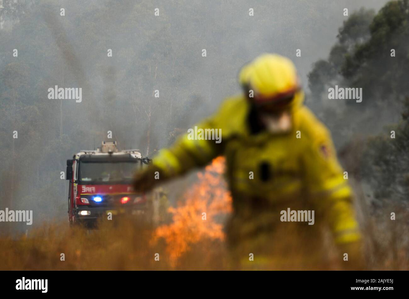 (200106) -- BRISBANE, Gennaio 6, 2020 (Xinhua) -- Foto scattata il 9 novembre 11, 2019 mostra il bushfire a Taree nel Nuovo Galles del Sud, Australia. Il governo australiano ha lanciato il Bushfire nazionale agenzia di recupero che dovrebbe essere finanziato con un iniziale di due miliardi di dollari australiani (1,38 miliardi di dollari) di lunedì. (Xinhua/Bai Xuefei) Foto Stock