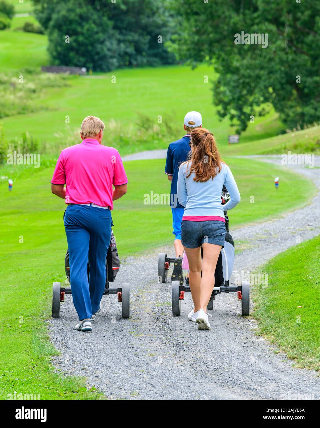Golf come una famiglia sport - famiglia volo giocando un parco corso Foto Stock