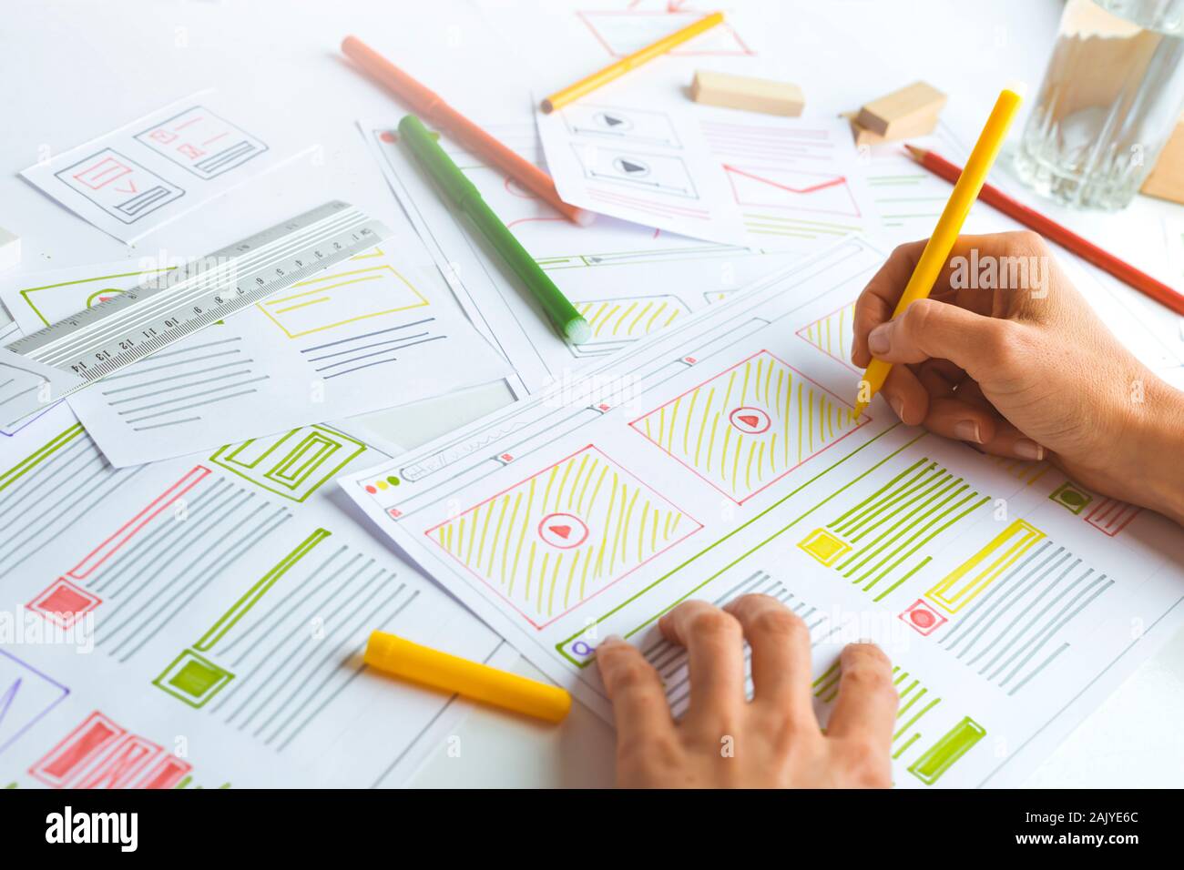 Progettazione e creazione di siti web. La finestra di progettazione disegna gli schizzi dell'applicazione. Foto Stock