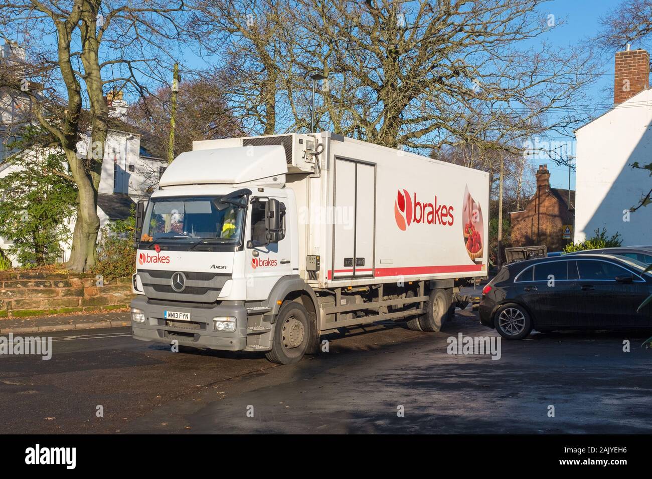 Frena il camion del servizio alimentare parcheggiava fuori dal pub e consegnava cibo ad Harborne, Birmingham, Regno Unito Foto Stock