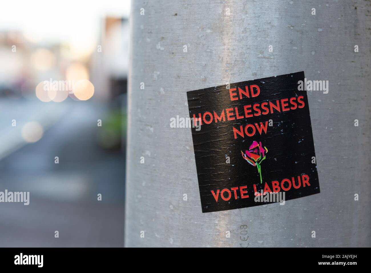 Partito laburista britannico elezione 2019 sticker dicendo "Fine dei senzatetto ora votare il lavoro" Foto Stock