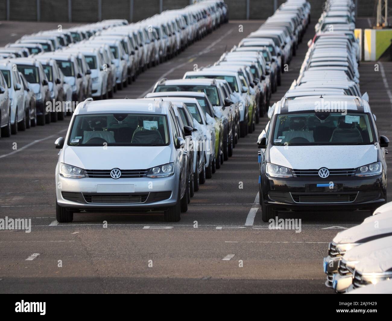 Sheerness, Kent, Regno Unito. Il 6 gennaio, 2020. Vendita di auto nuove sono in corrispondenza di un 7 anno di basso sulla base di dati pubblicati oggi dalla Società di costruttori di automobili e di commercianti (SMMT). Nella foto: decine di migliaia di nuovi importati nuove vetture sono memorizzati in vaste aree di stoccaggio al Porto di Sheerness nel Kent oggi. Credito: James Bell/Alamy Live News Foto Stock