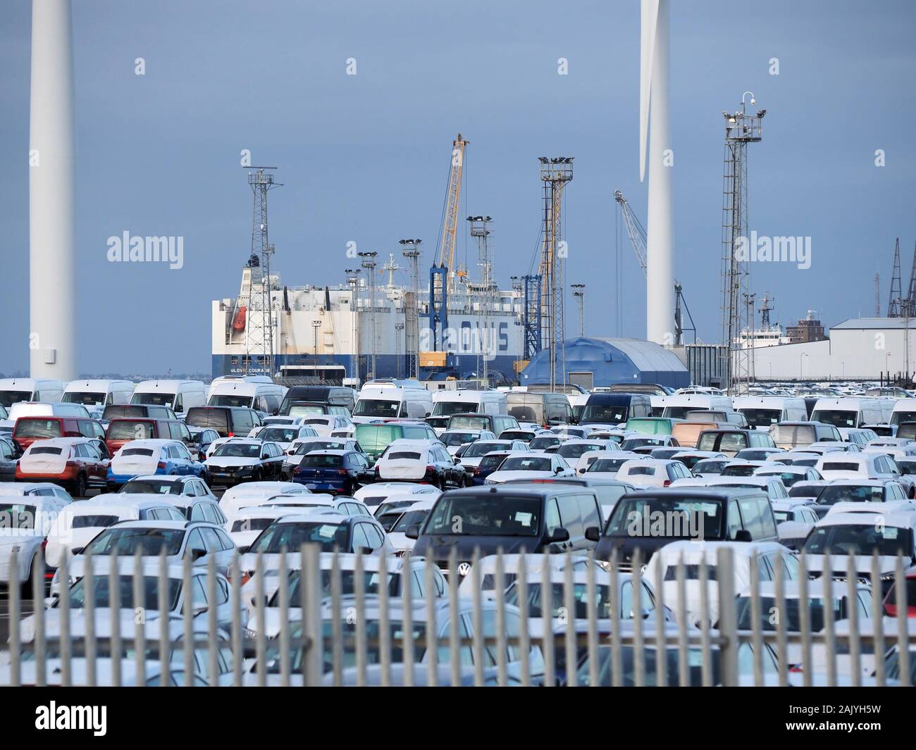 Sheerness, Kent, Regno Unito. Il 6 gennaio, 2020. Vendita di auto nuove sono in corrispondenza di un 7 anno di basso sulla base di dati pubblicati oggi dalla Società di costruttori di automobili e di commercianti (SMMT). Nella foto: decine di migliaia di nuovi importati nuove vetture sono memorizzati in vaste aree di stoccaggio al Porto di Sheerness nel Kent oggi. Credito: James Bell/Alamy Live News Foto Stock