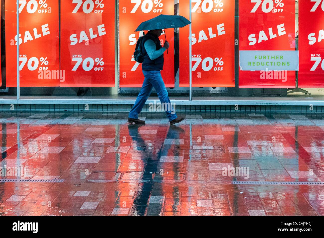 Le vendite in gennaio in uk high street a Rainy day - Stirling, Scozia, Regno Unito Foto Stock