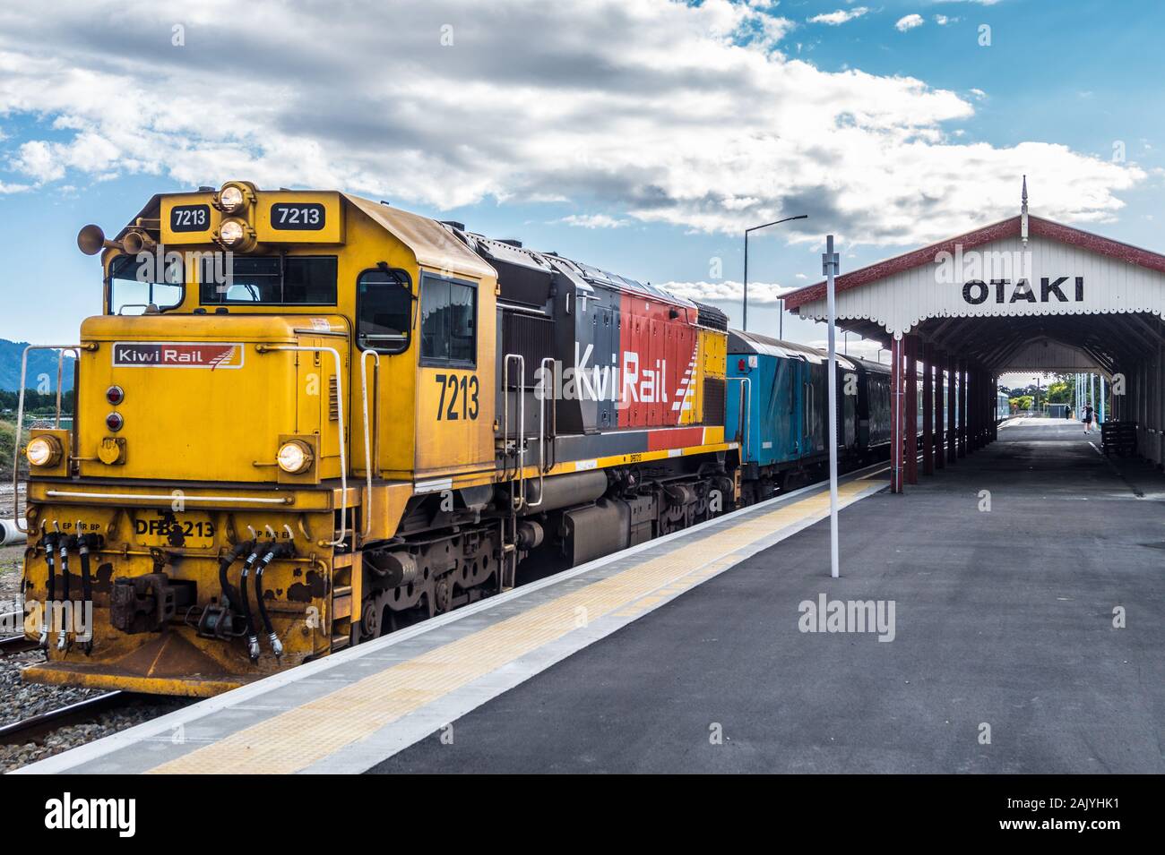 DF locomotiva classe n. 7213, Capitale il collegamento a lunga distanza commuter train alla stazione Ōtaki, Isola del nord, Nuova Zelanda Foto Stock