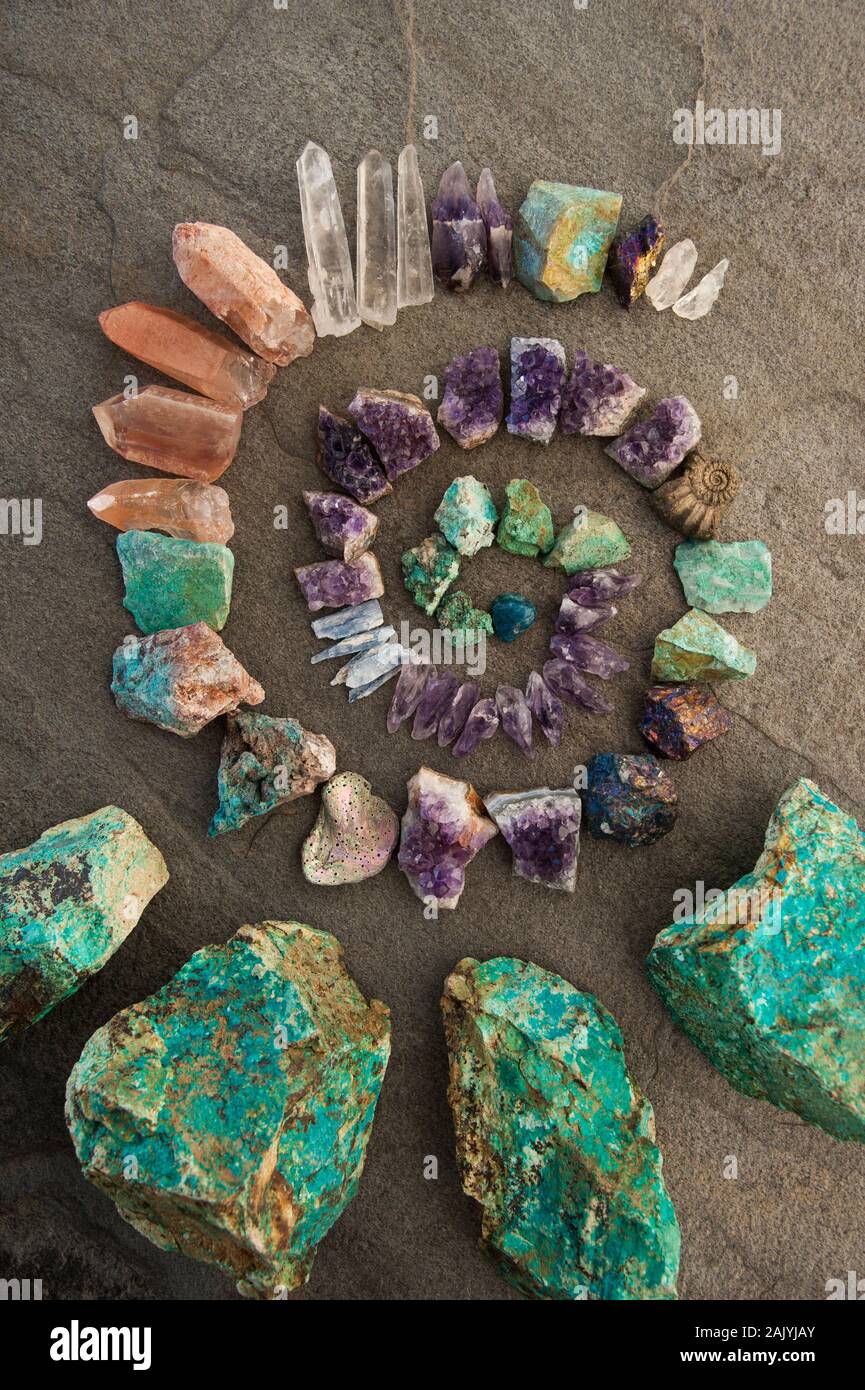 Cristallo Reiki spirale di guarigione di pietre. Oggetto naturale ancora fotografia di vita. Foto Stock
