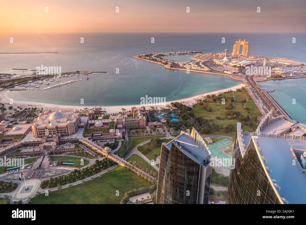Abu Dhabi, Emirati Arabi Uniti: bella vista aerea dal ponte di osservazione a 300, Etihad torri, Emirates Palace e al Marina Village Foto Stock