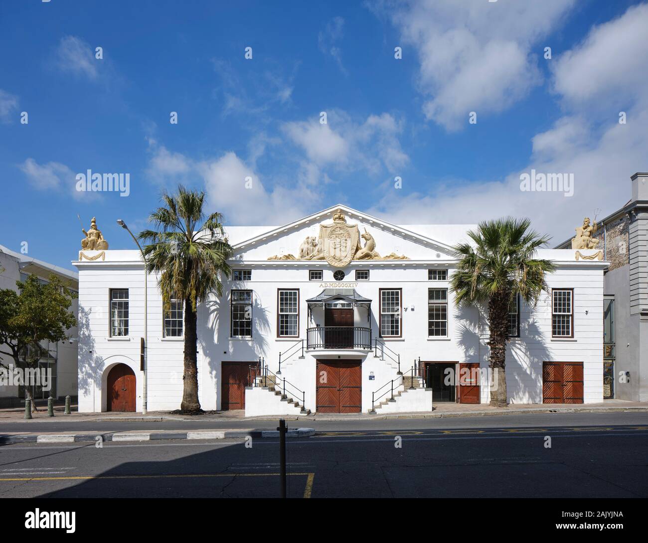 Elevazione frontale attraverso Buitenkant Street. Desmond & Leah Tutu Fondazione Legacy, Cape Town, Sud Africa. Architetto: Makeka Design Lab, 2019. Foto Stock