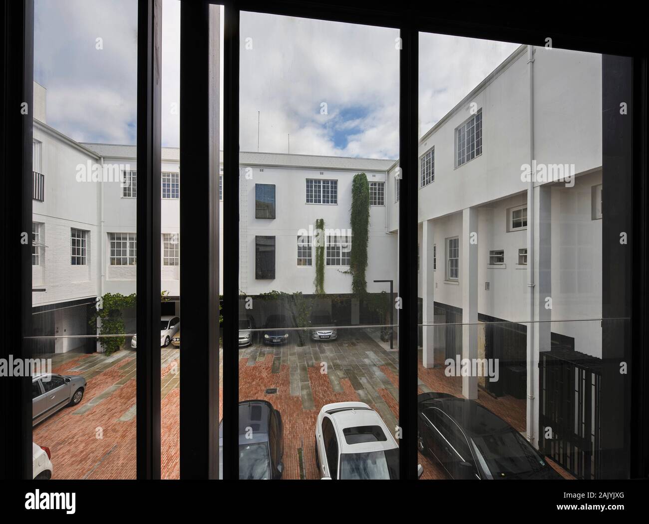 Vista sul cortile dalla galleria. Desmond & Leah Tutu Fondazione Legacy, Cape Town, Sud Africa. Architetto: Makeka Design Lab, 2019. Foto Stock