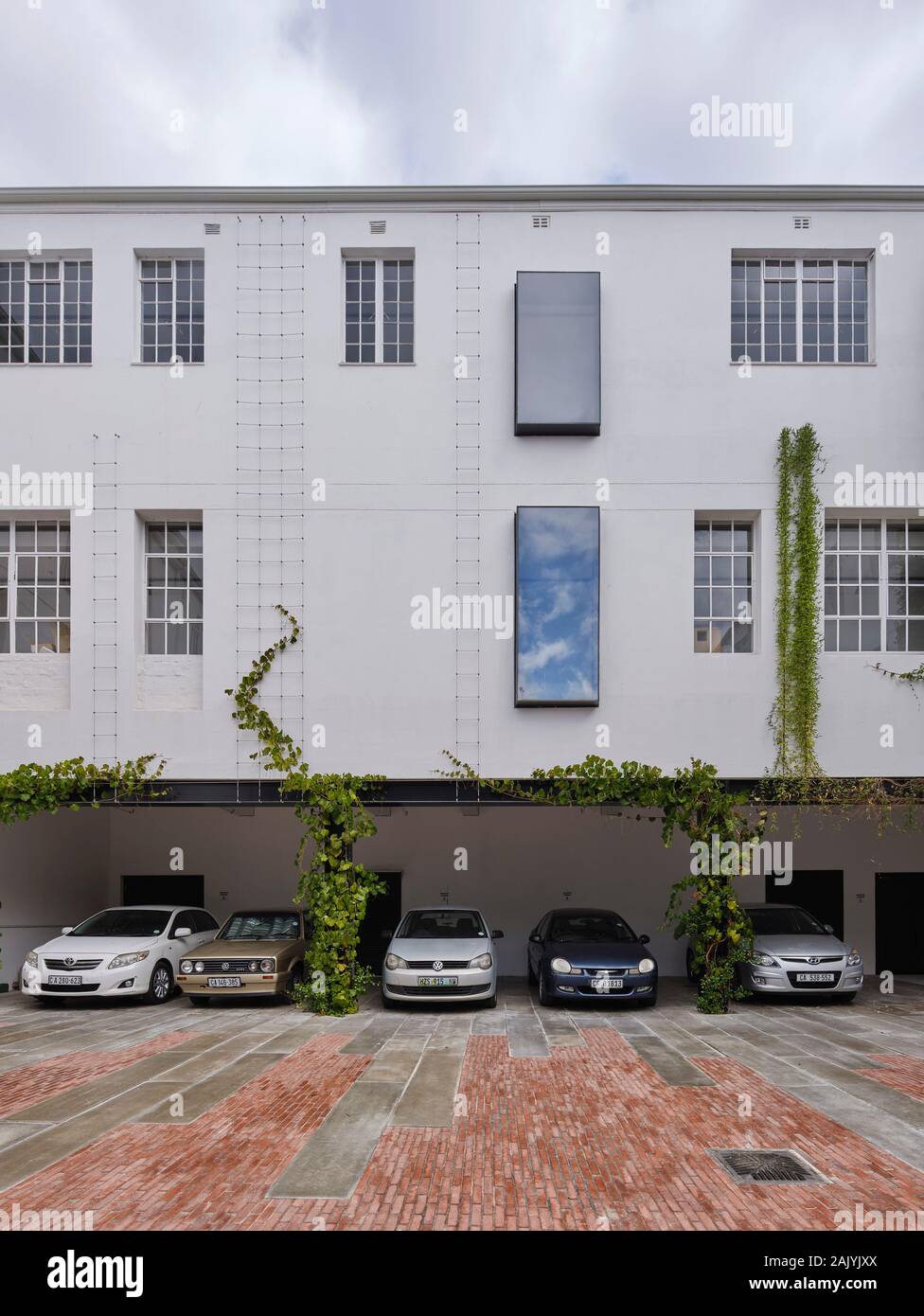 Cortile paesaggistico con parcheggio a baldacchino. Desmond & Leah Tutu Fondazione Legacy, Cape Town, Sud Africa. Architetto: Makeka Design Lab, 2019. Foto Stock