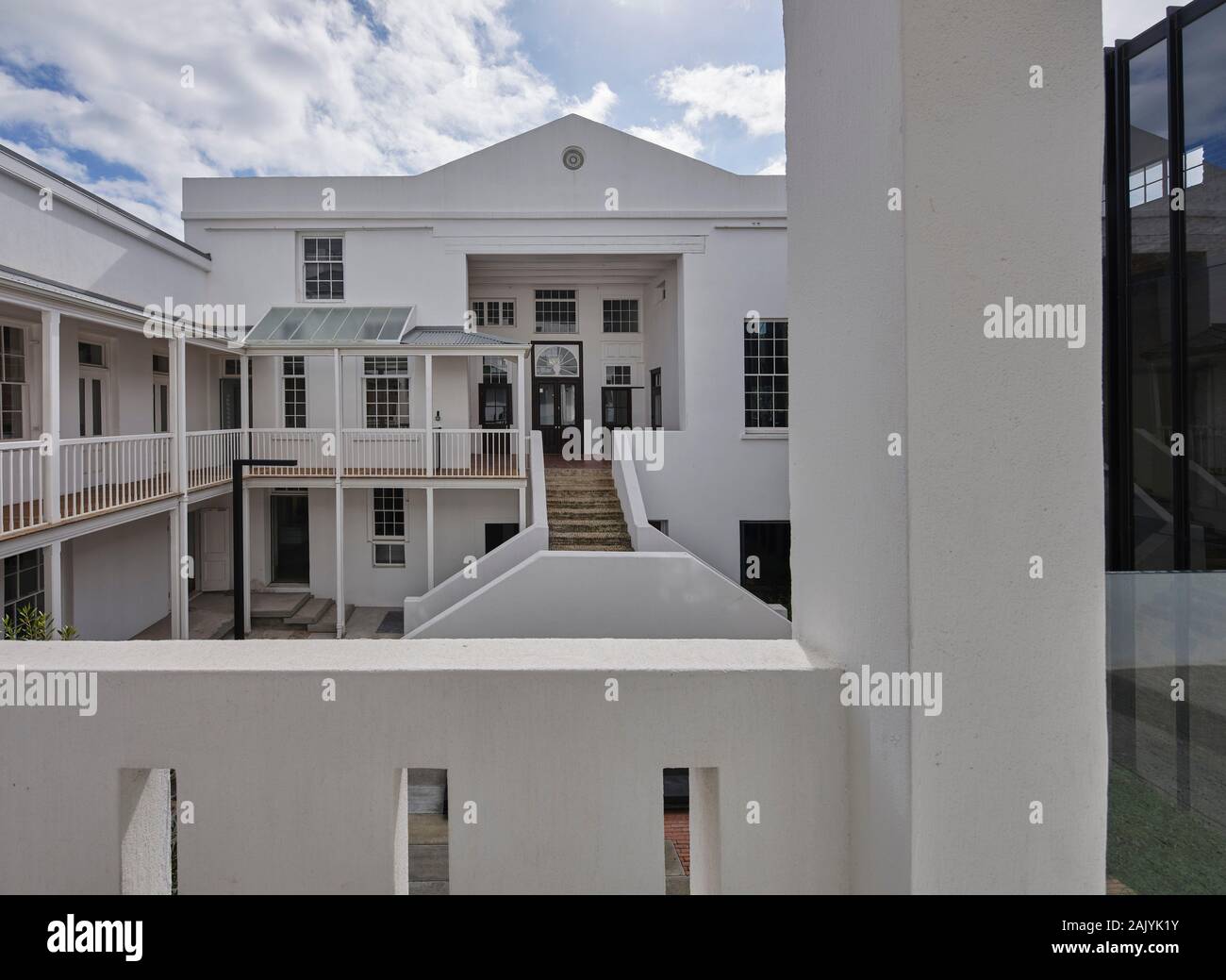 Vista in alzata verso il vecchio granaio dalla galleria posteriore. Desmond & Leah Tutu Fondazione Legacy, Cape Town, Sud Africa. Architetto: Makeka Design Lab, 201 Foto Stock