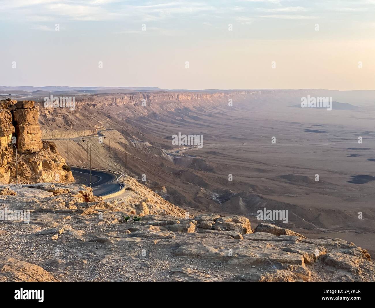 Vista panoramica di sunrise al Makhtesh Ramon Crator a Mitzpe Ramon, Sothern Negev, Israele. Foto Stock