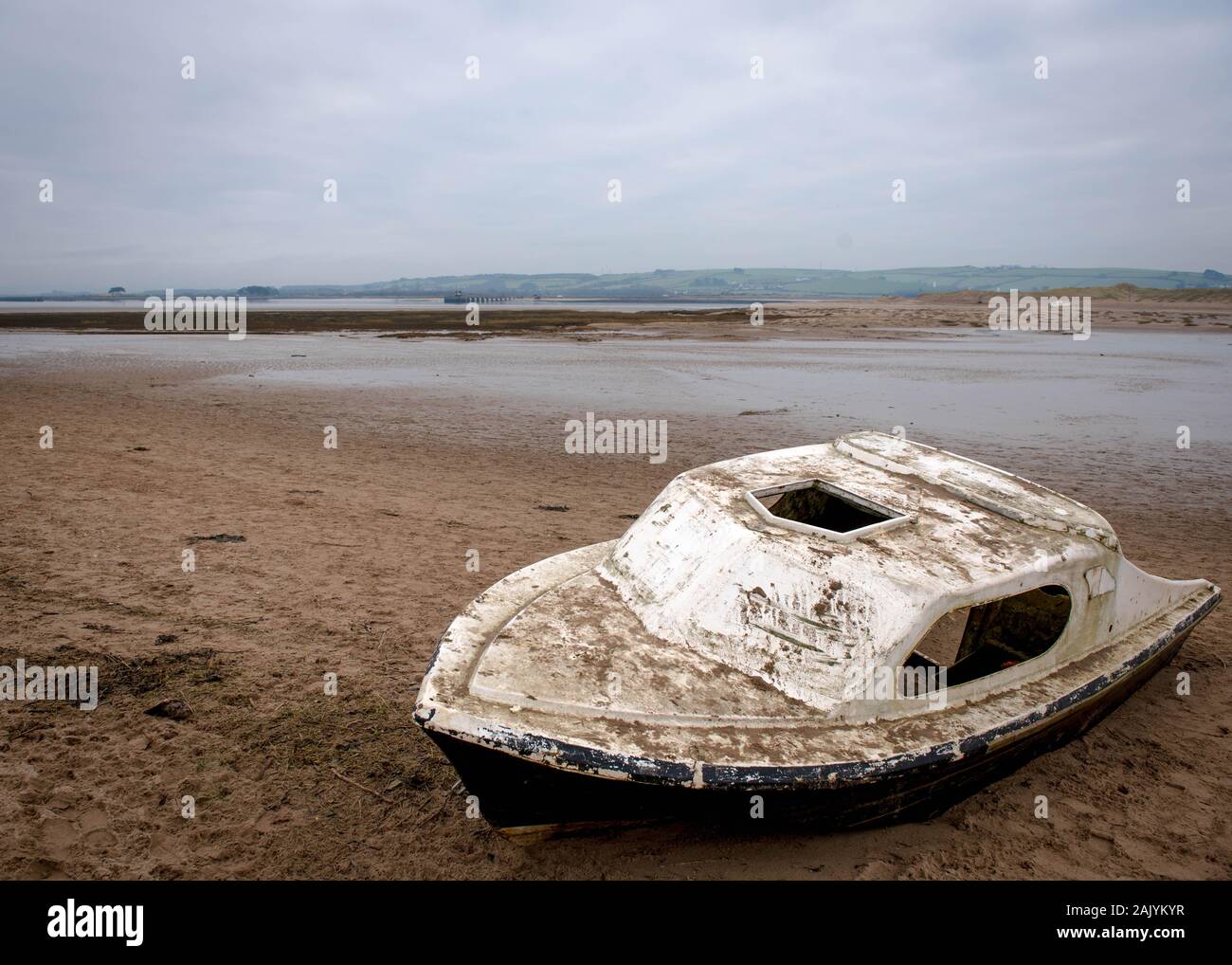 Imbarcazione abbandonata sdraiata a bassa marea a Crow Point nel Devon UK Foto Stock