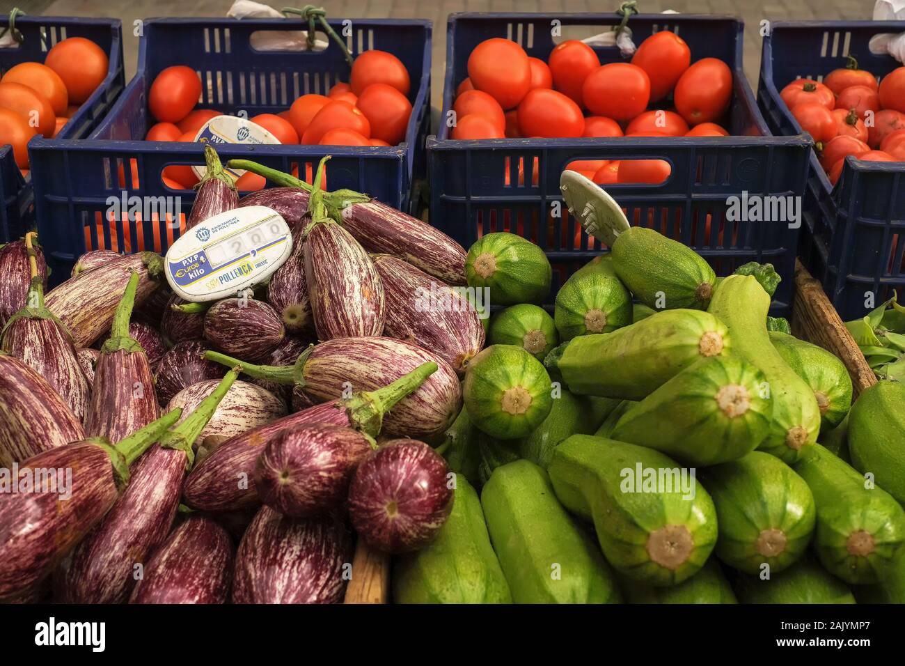 L'Europa, Spagna, Mallorca, Mercato settimanale a Pollenca alla fine di dicembre 2019, verdure, melanzane, zuccini, pomodori, Foto Stock