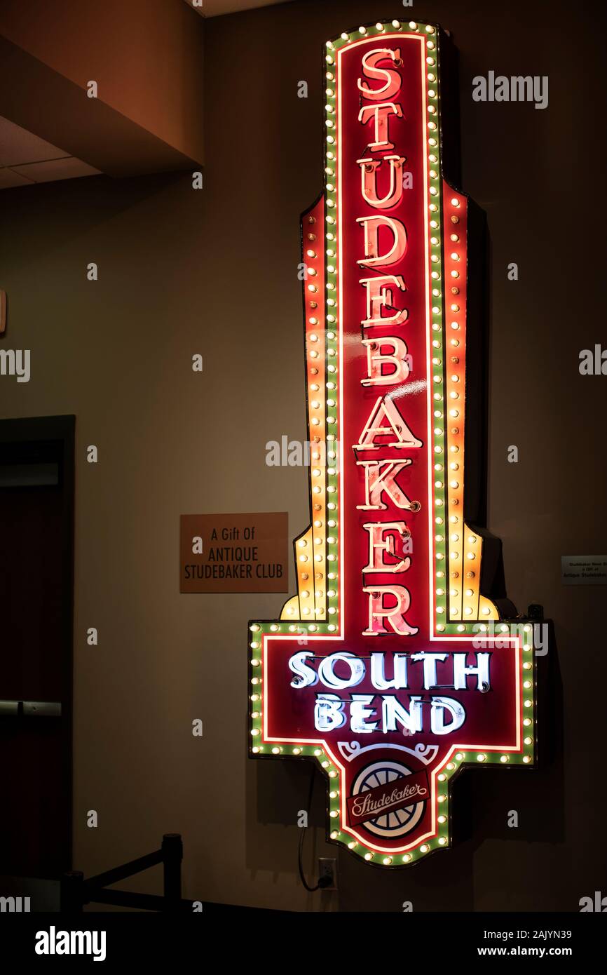 Un vecchio cartello al neon presso lo Studebaker National Museum di South Bend, Indiana, USA. Foto Stock