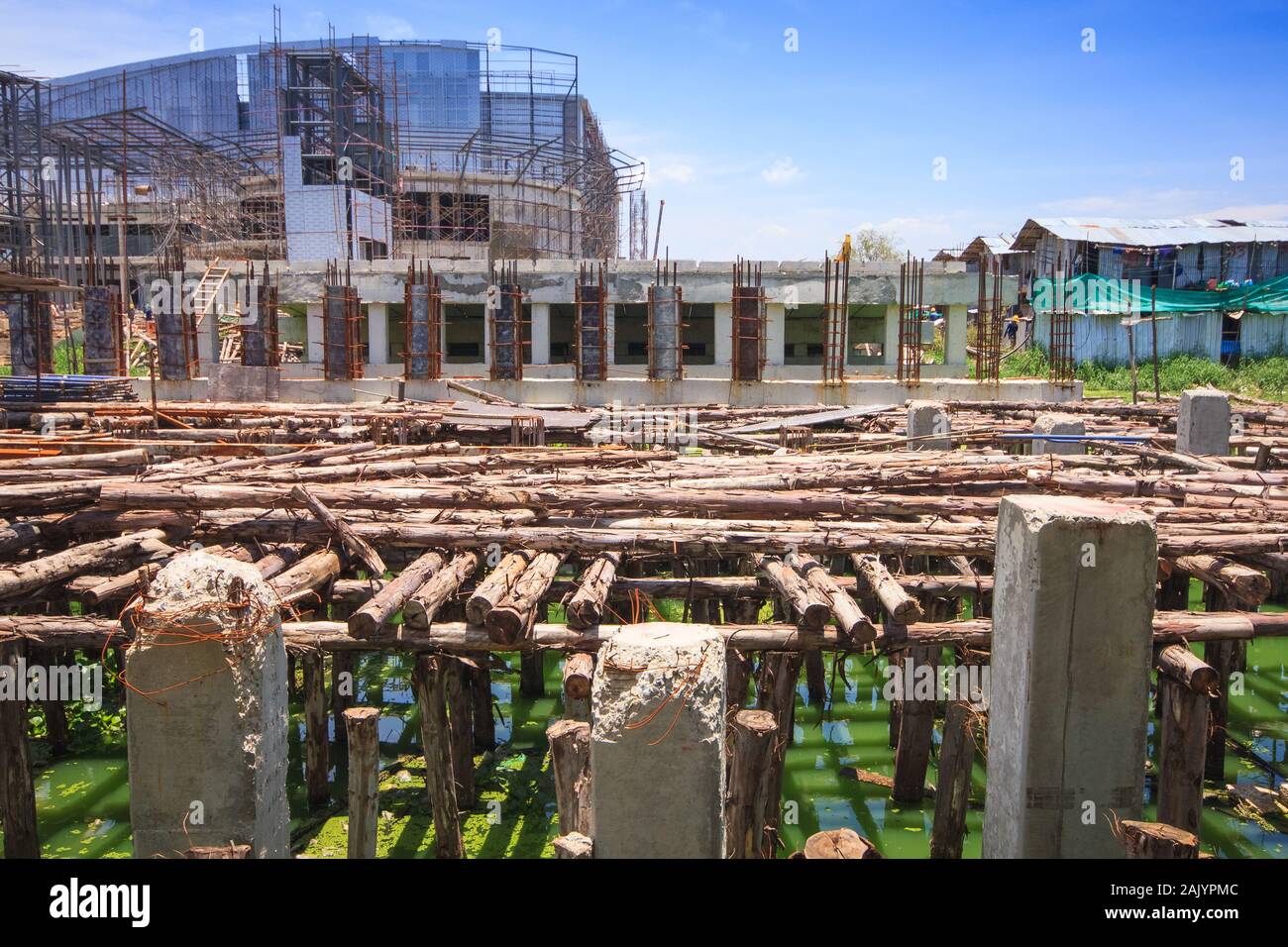 Costruzione di ponti progetto: legno temporaneo di supporti antisismici, moduli di passerelle e acciaio supporto di puntellazione carreggiata travi prima del getto in calcestruzzo Foto Stock