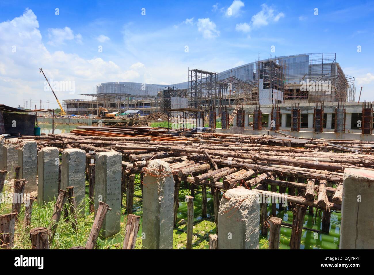 Costruzione di ponti progetto: legno temporaneo di supporti antisismici, moduli di passerelle e acciaio supporto di puntellazione carreggiata travi prima del getto in calcestruzzo Foto Stock