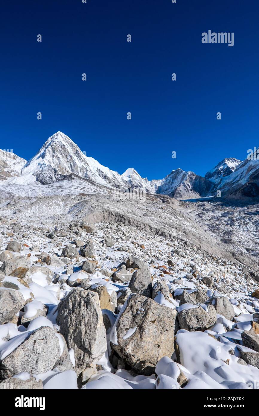 Valle del Khumbu sul Campo Base Everest Trek in Nepal Himalaya, d'inverno. La montagna è Pumori Foto Stock