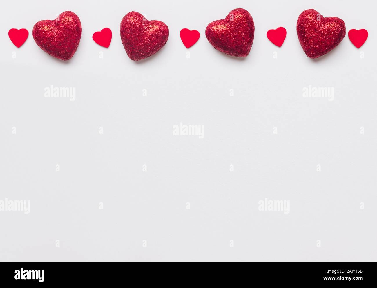 Foto di stock di grandi e piccoli cuoricini rossi su sfondo bianco. Cuori  al top con uno spazio per il testo Foto stock - Alamy