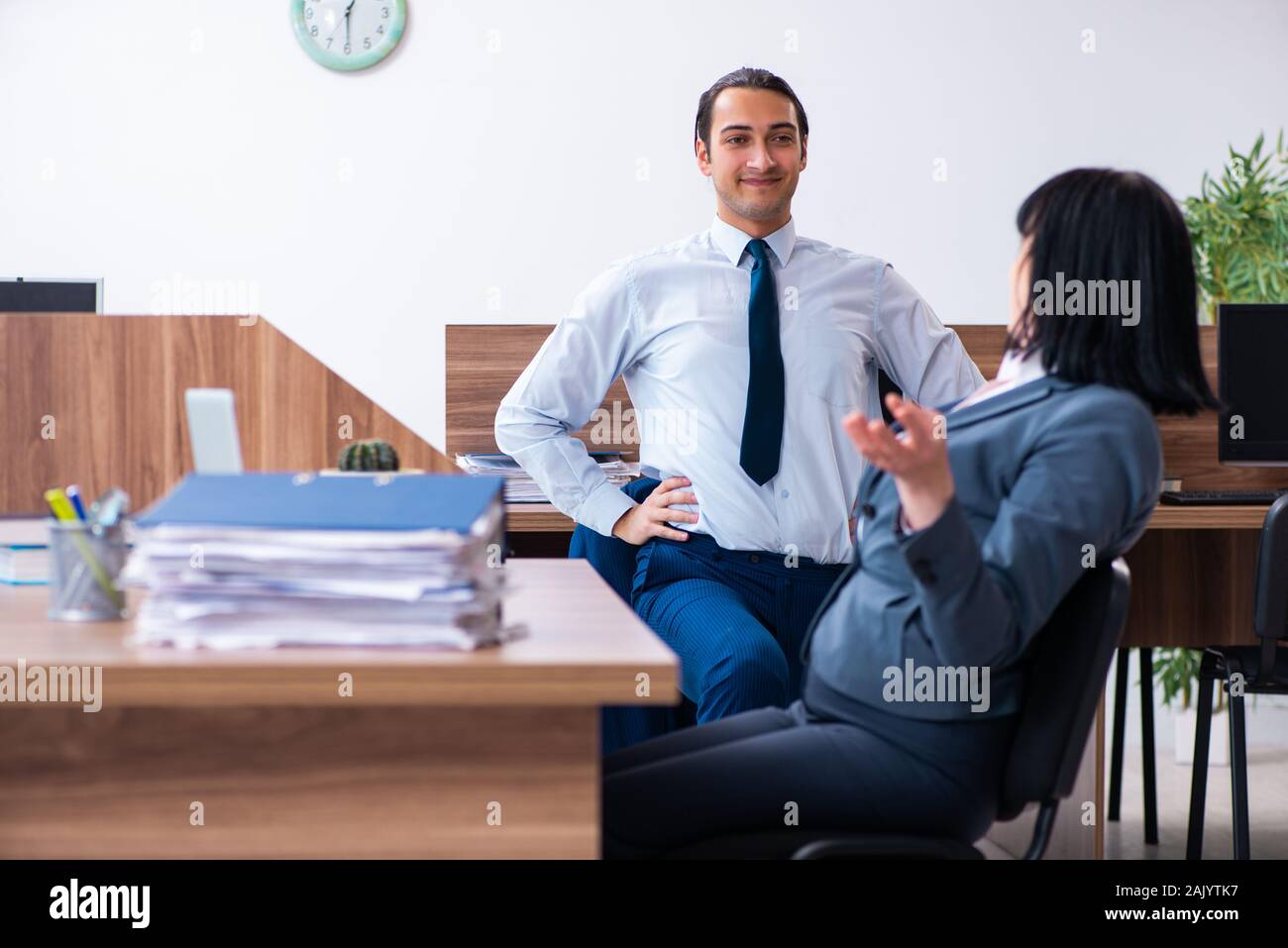 I due dipendenti facendo sport esercizi in ufficio Foto Stock