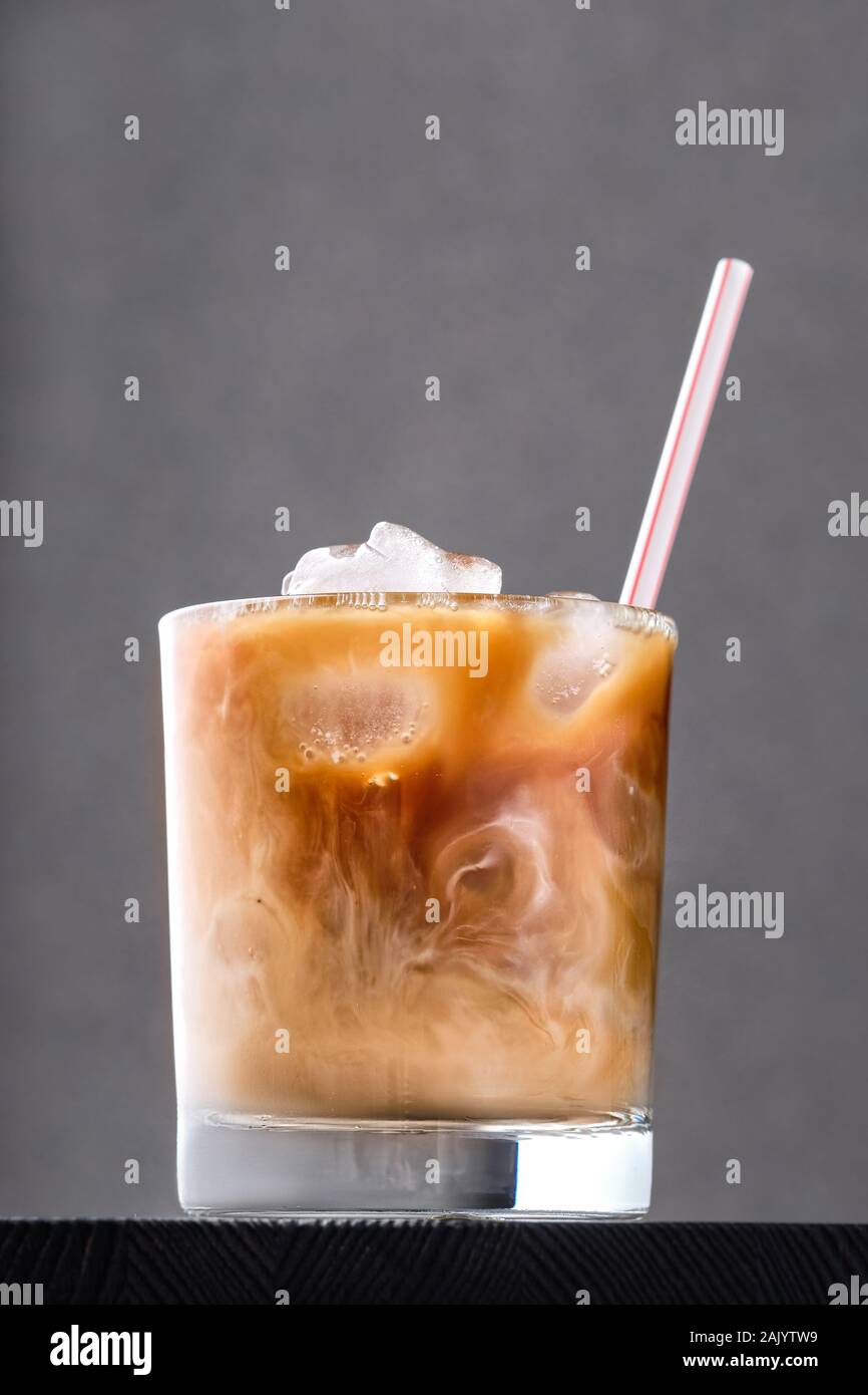 Caffè ghiacciato con crema scuro sul tavolo di legno Foto Stock