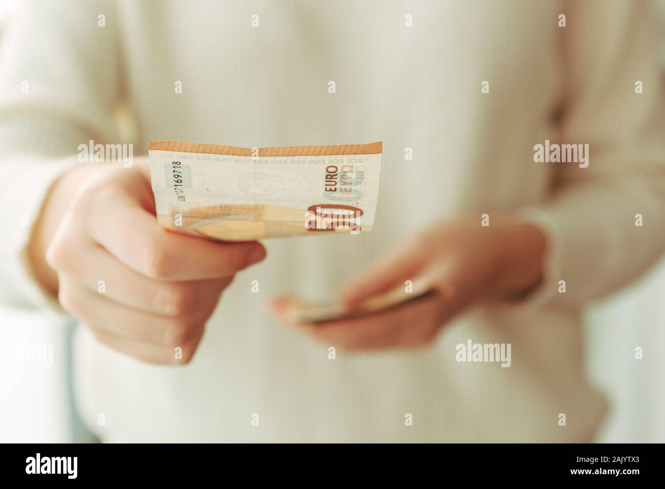 Foto di stock di una donna di mano dando un 50 euro bill Foto stock - Alamy