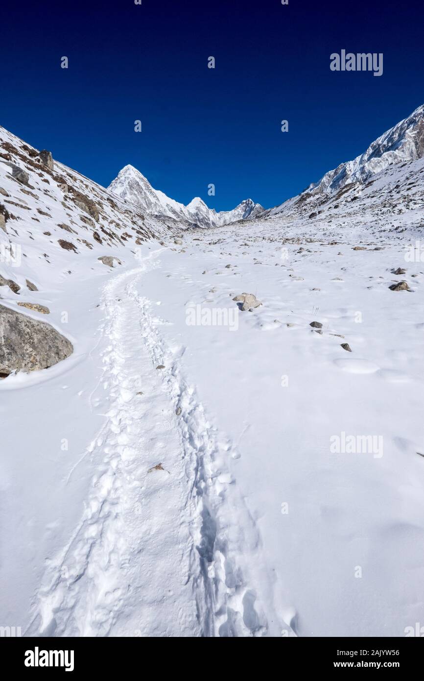 Valle del Khumbu sul Campo Base Everest Trek in Nepal Himalaya, d'inverno. Foto Stock