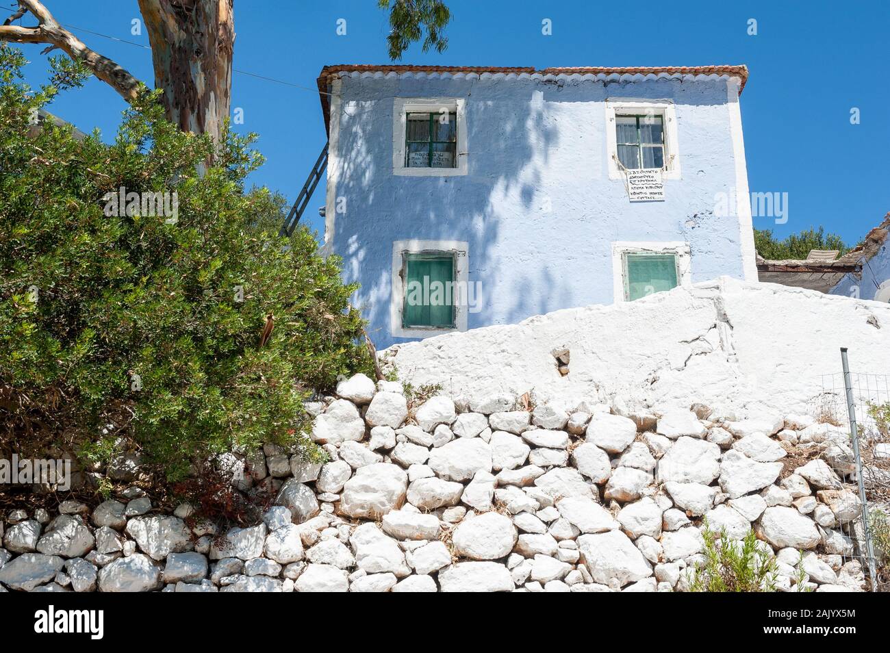 Il vecchio edificio in Porto Spiaggia di Atheras, CEFALLONIA, ISOLE IONIE, Grecia, Europa Foto Stock