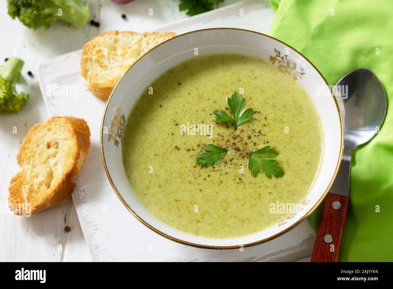 Menù dietetici. Mangiare sano concetto. Purea di zuppa di broccoli con crostini di aglio su un di legno bianco tavolo da cucina. Foto Stock