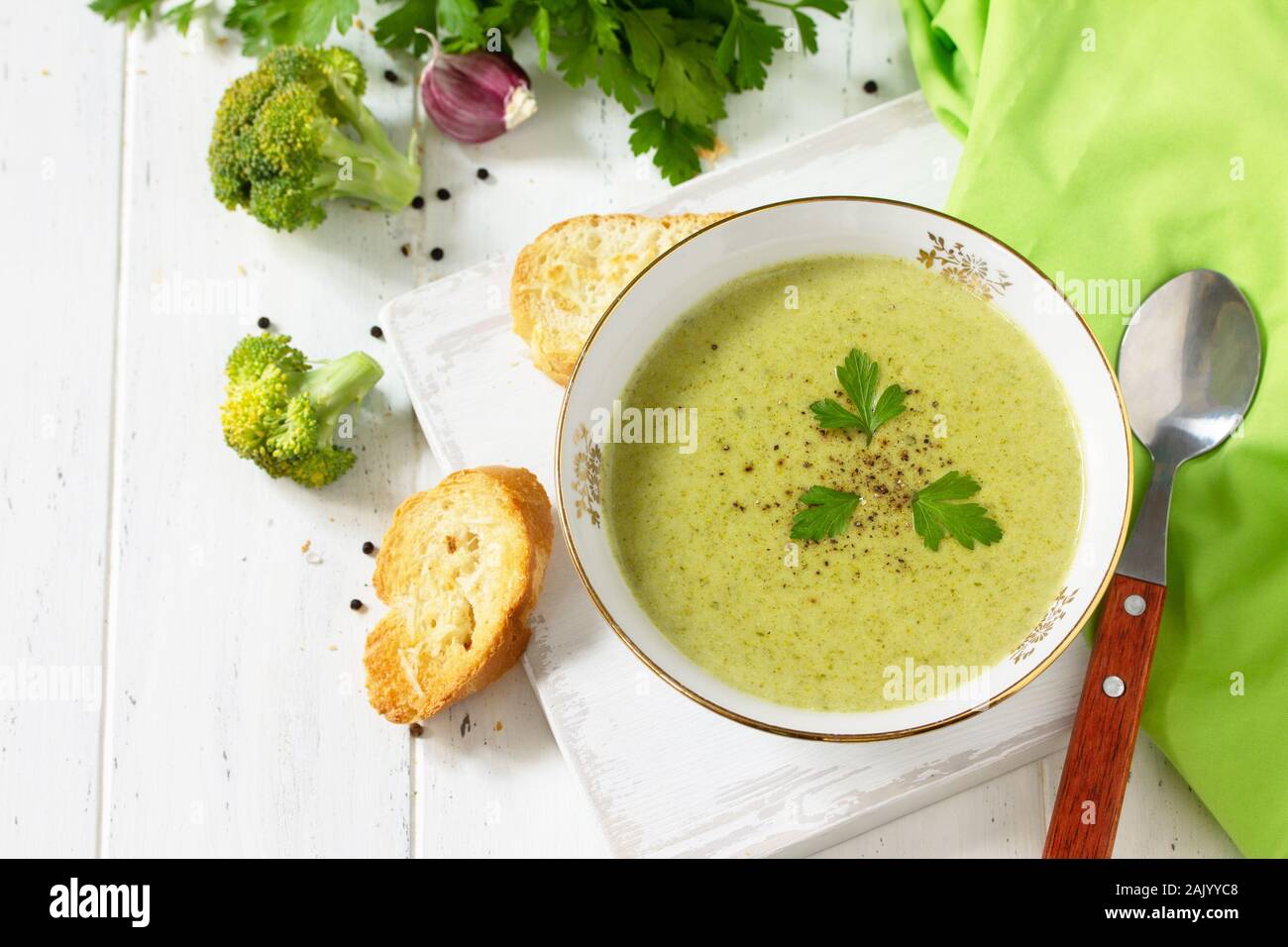 Menù dietetici. Mangiare sano concetto. Purea di zuppa di broccoli con crostini di aglio su un di legno bianco tavolo da cucina. Foto Stock