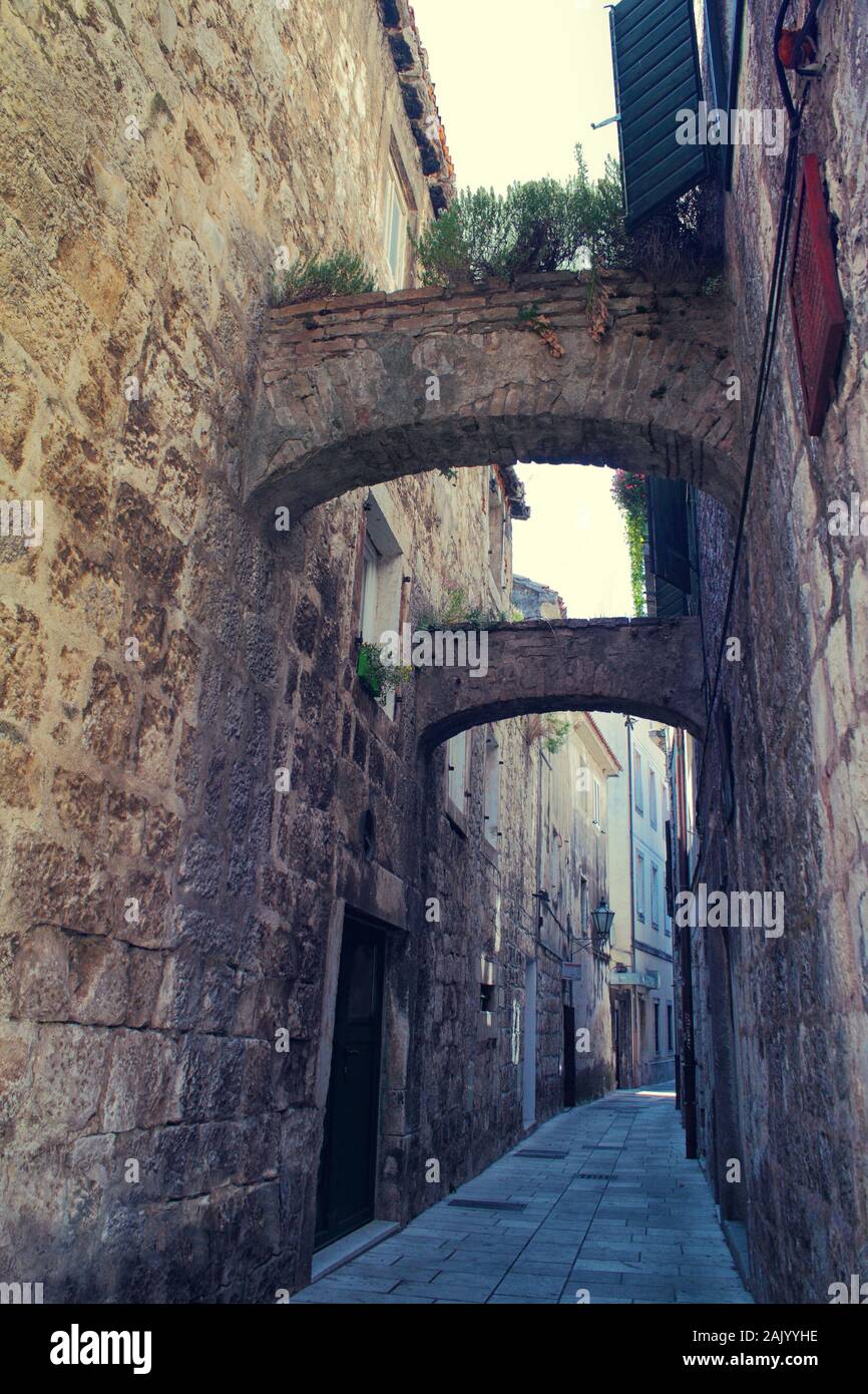 Omis vecchia strada stretta con edifici in pietra, Croazia Foto Stock