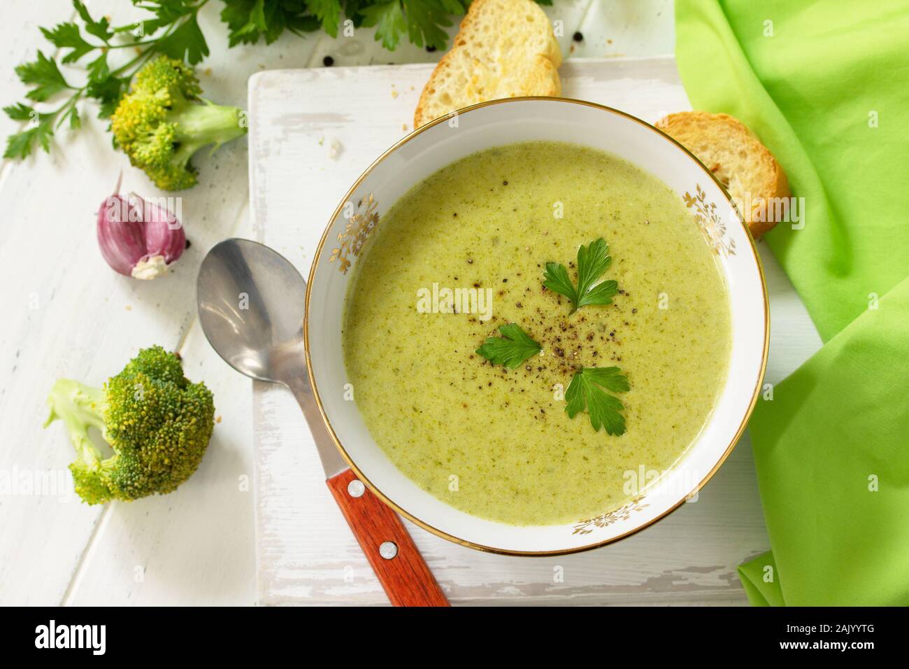 Menù dietetici. Mangiare sano concetto. Purea di zuppa di broccoli con crostini di aglio su un di legno bianco tavolo da cucina. Vista superiore piatta. laici Foto Stock