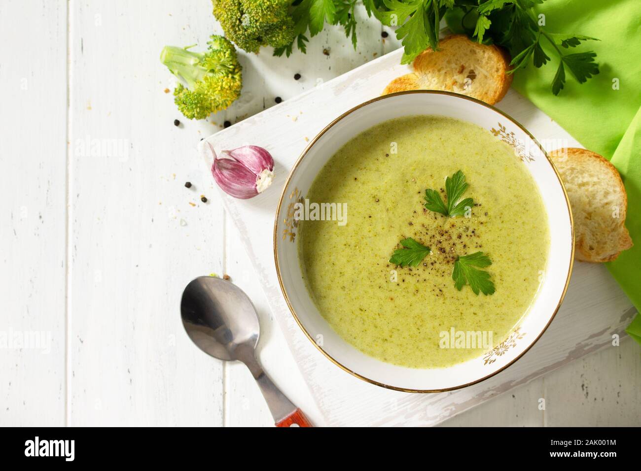 Menù dietetici. Mangiare sano concetto. Purea di zuppa di broccoli con crostini di aglio su un di legno bianco tavolo da cucina. Vista superiore piatta. laici Spazio libero per y Foto Stock