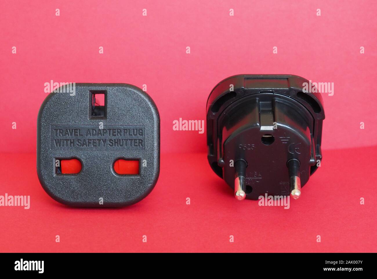 Tipo G (Inglese) al connettore di tipo F (Schuko) spina adattatore da viaggio con otturatore di sicurezza Foto Stock