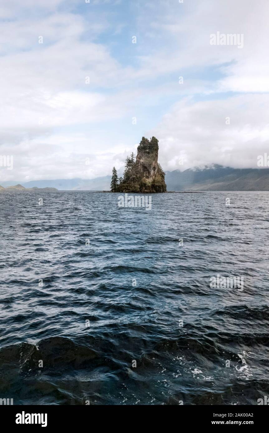 Nuovo Eddystone Rock all'entrata di Misty Fjords National Monument, Alaska Foto Stock