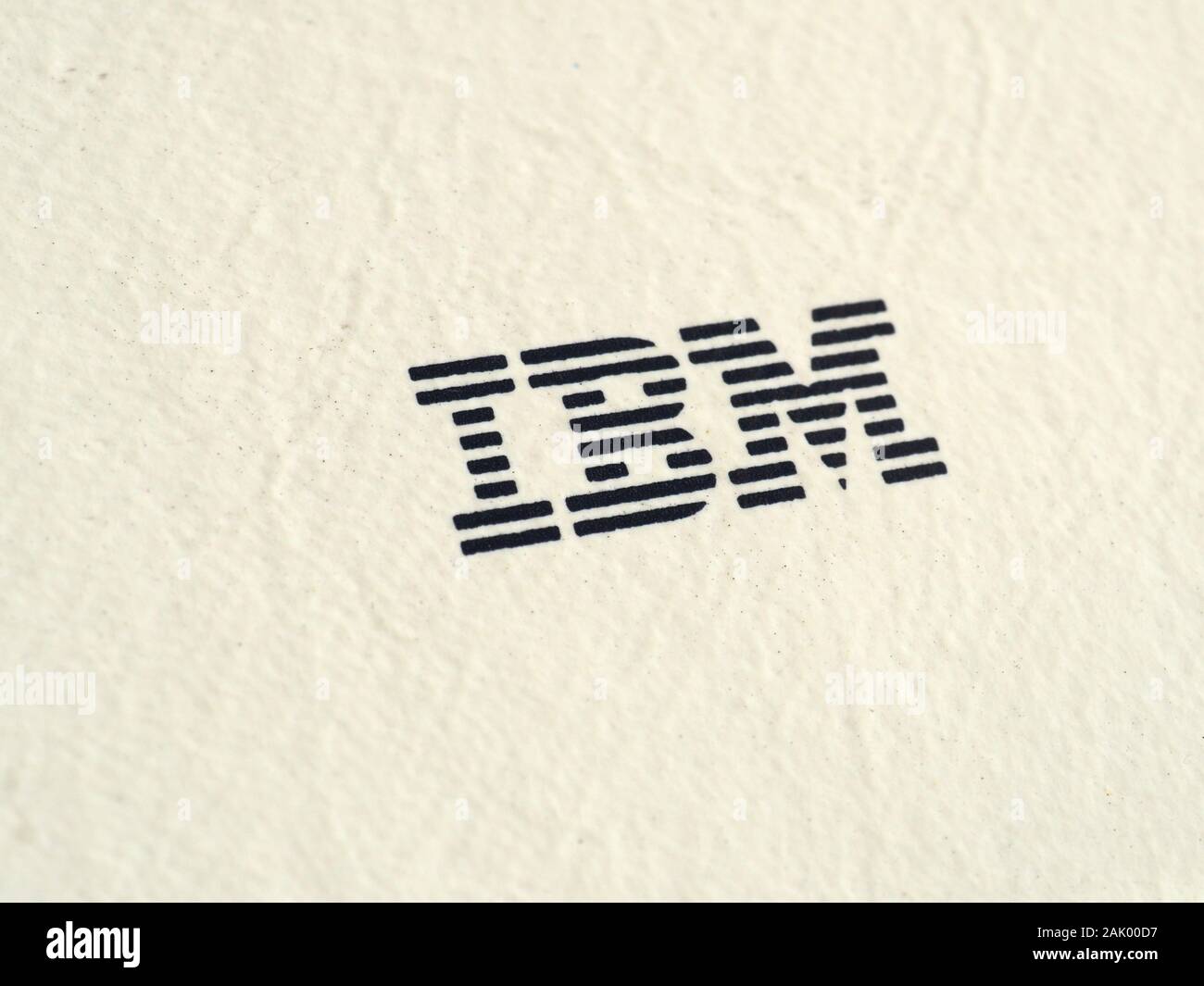 NEW YORK, Stati Uniti d'America - CIRCA NOVEMBRE 2019: IBM segno sul manuale tecnico della macchina coprire Foto Stock