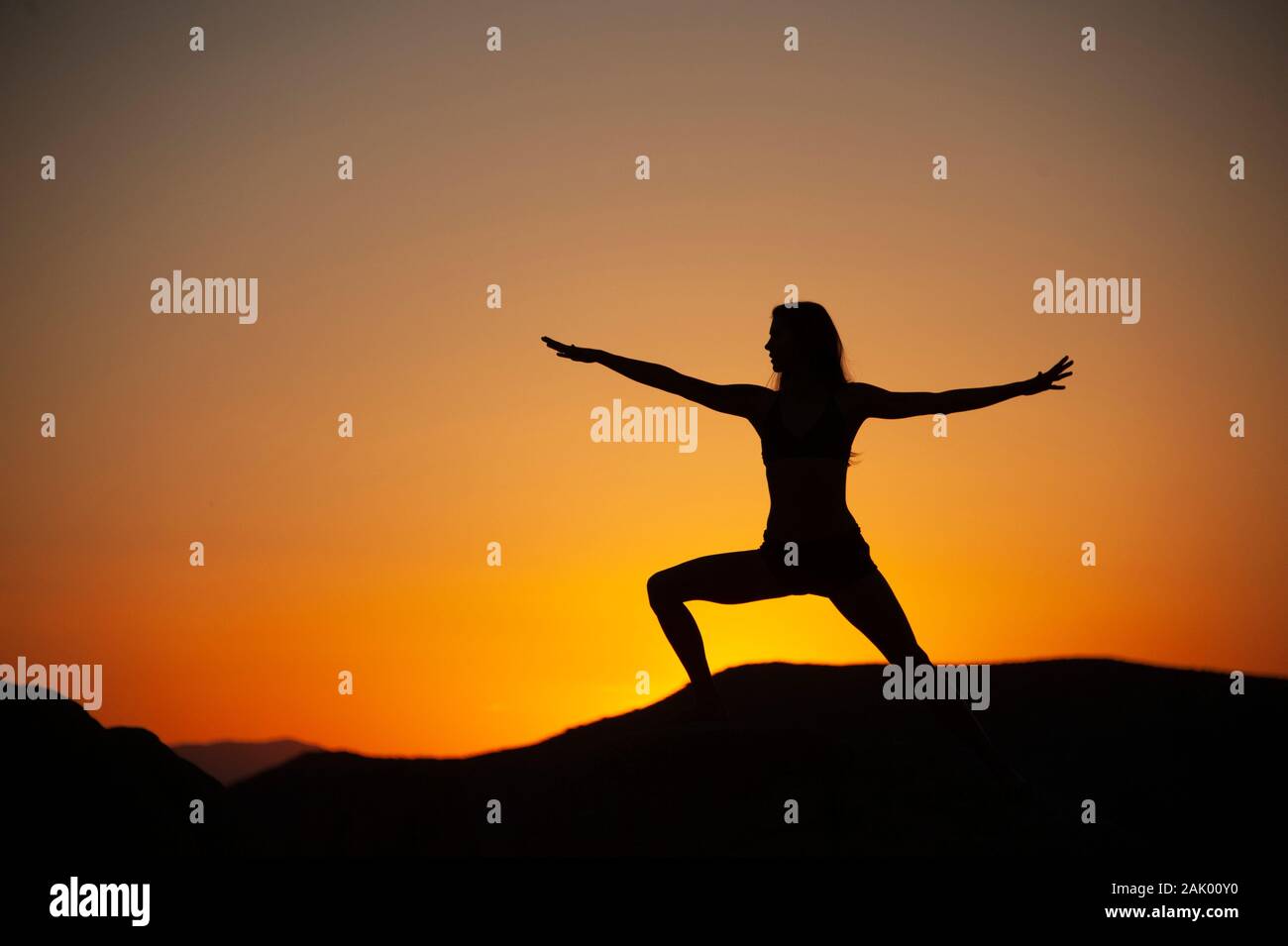 Yoga silhouette di donna. Deserto yogini in natura sacra di meditazione. Foto Stock