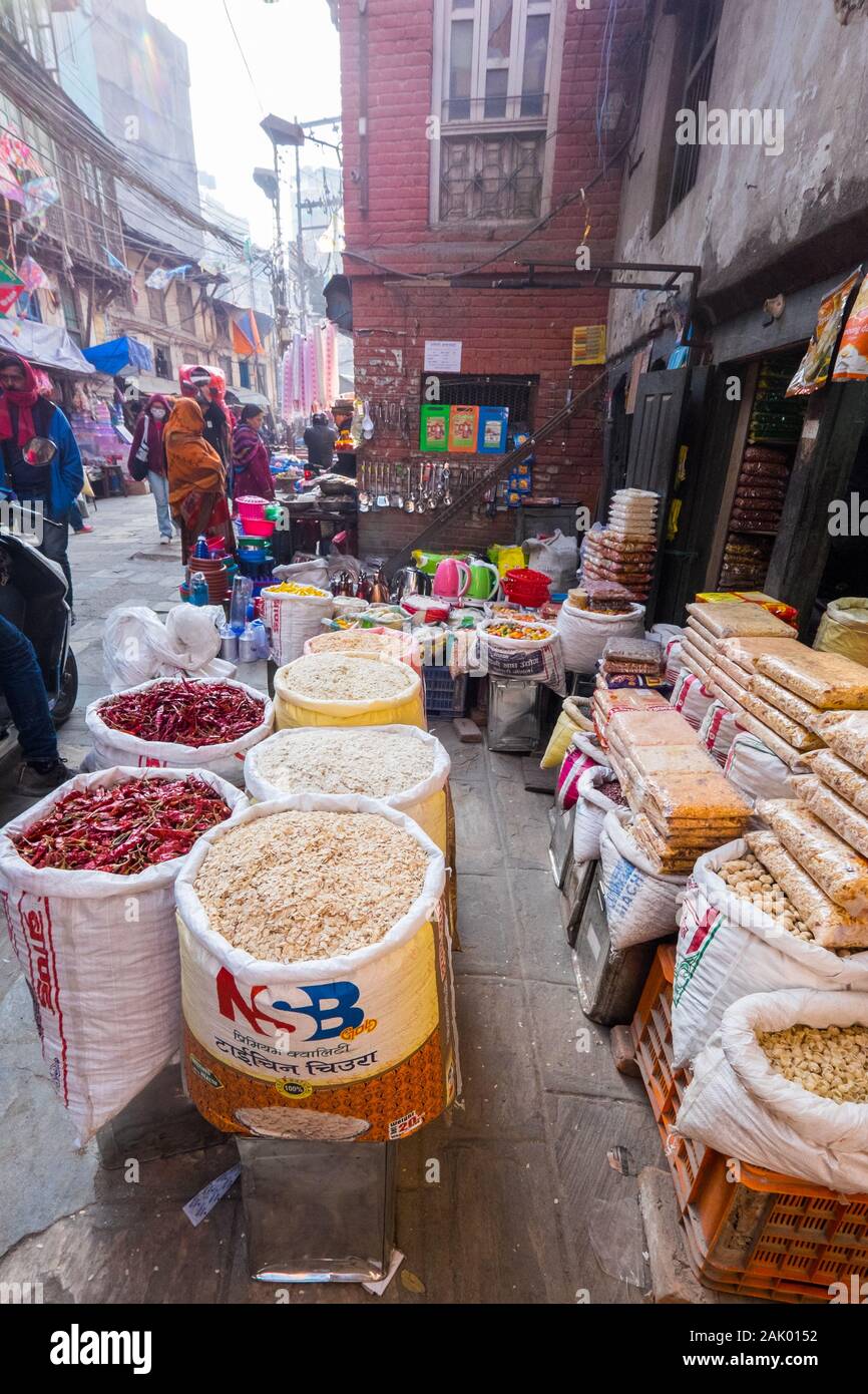 Sacchi di chilis e altri prodotti in un mercato aperto, a Kathmandu in Nepal Foto Stock