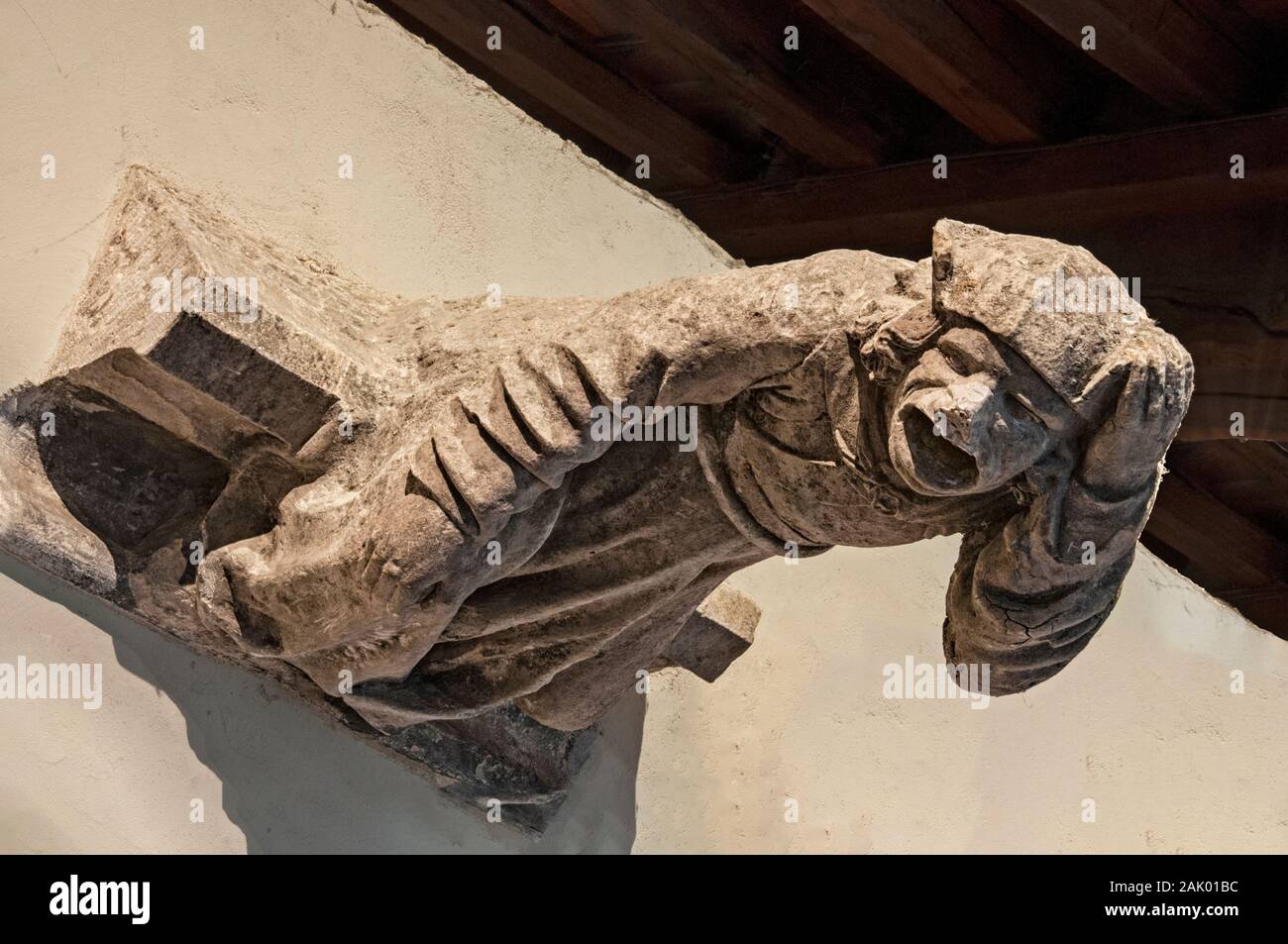 Gargoyle nella forma di un monaco medioevale dal castello reale di Blois. La Francia. Gargoyle gotica come l uomo medievale. Vecchia gargoyle vintage close-up. Foto Stock